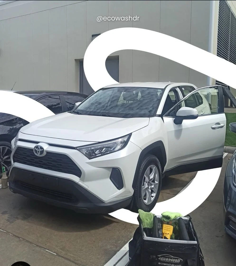 Jeepeta blanca atendida por EcoWash en un parqueo de Santo Domingo